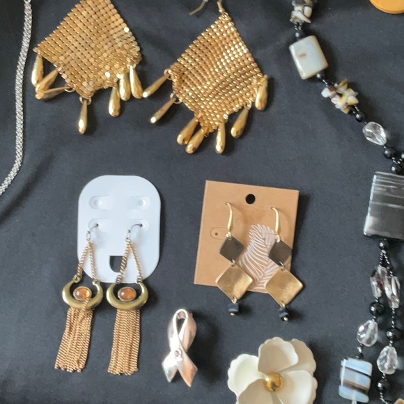 Silverfox Jewelry, 30 Assorted Necklaces, Earrings, Brooches,Bracelets , $30 - Picture 4 of 9